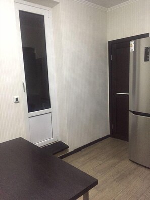 Lemari es di ruangan bersama dan microwave di ruangan umum