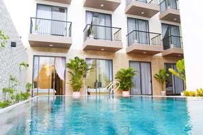 Outdoor pool, open 8:00 AM to 9:30 PM, pool loungers - Ty house (Da Nang)