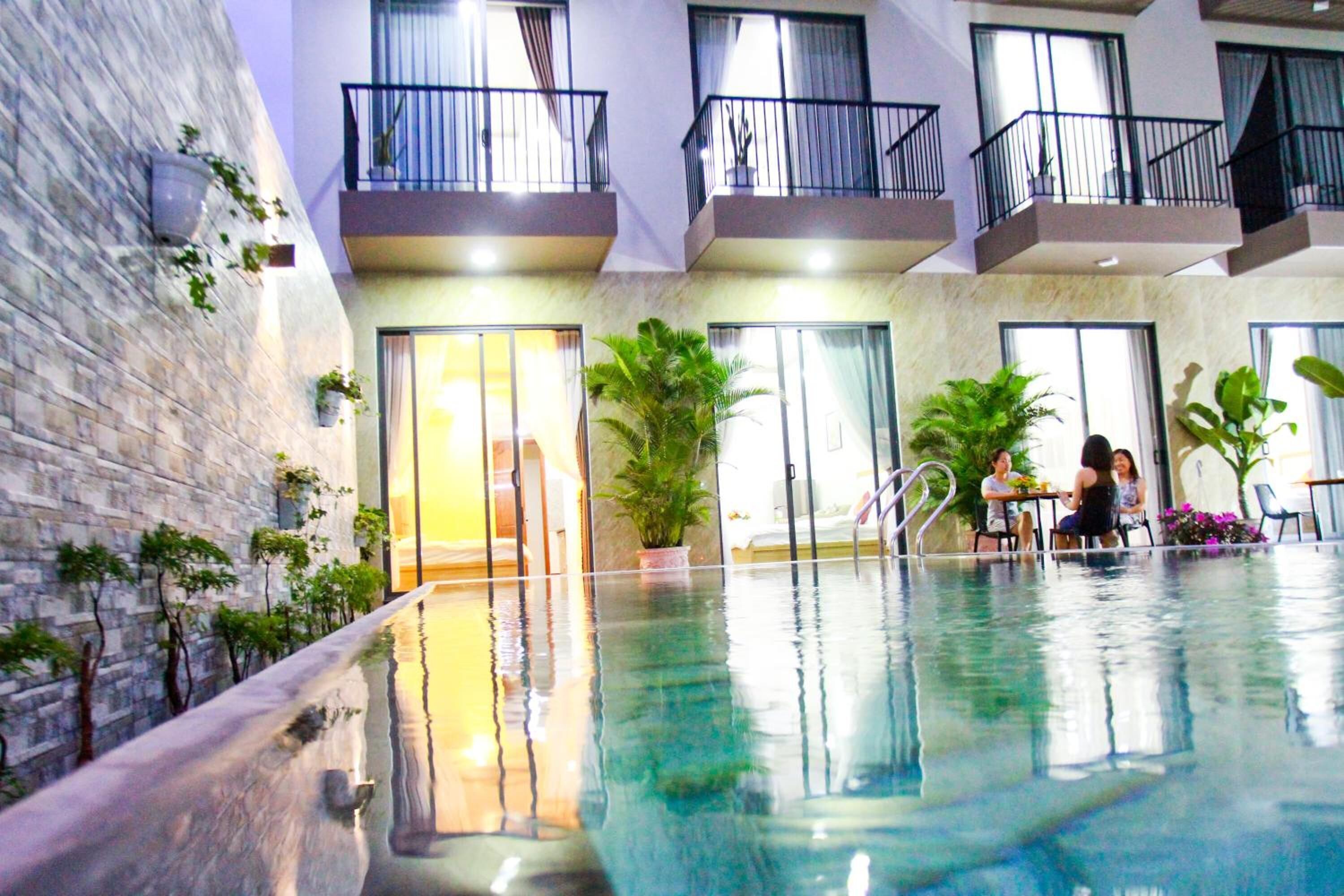 Una piscina al aire libre (de 08:00 a 21:30), tumbonas