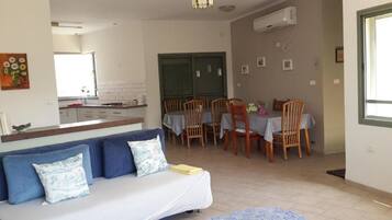 Apartment, 2 Schlafzimmer | Wohnbereich