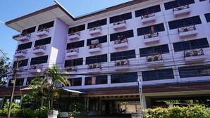 A multi-story building with balconies and a covered entrance. - Premier Hotel Nakhonsithammarat (Nakhon Si Thammarat)