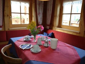 Café da manhã com buffet grátis todos os dias