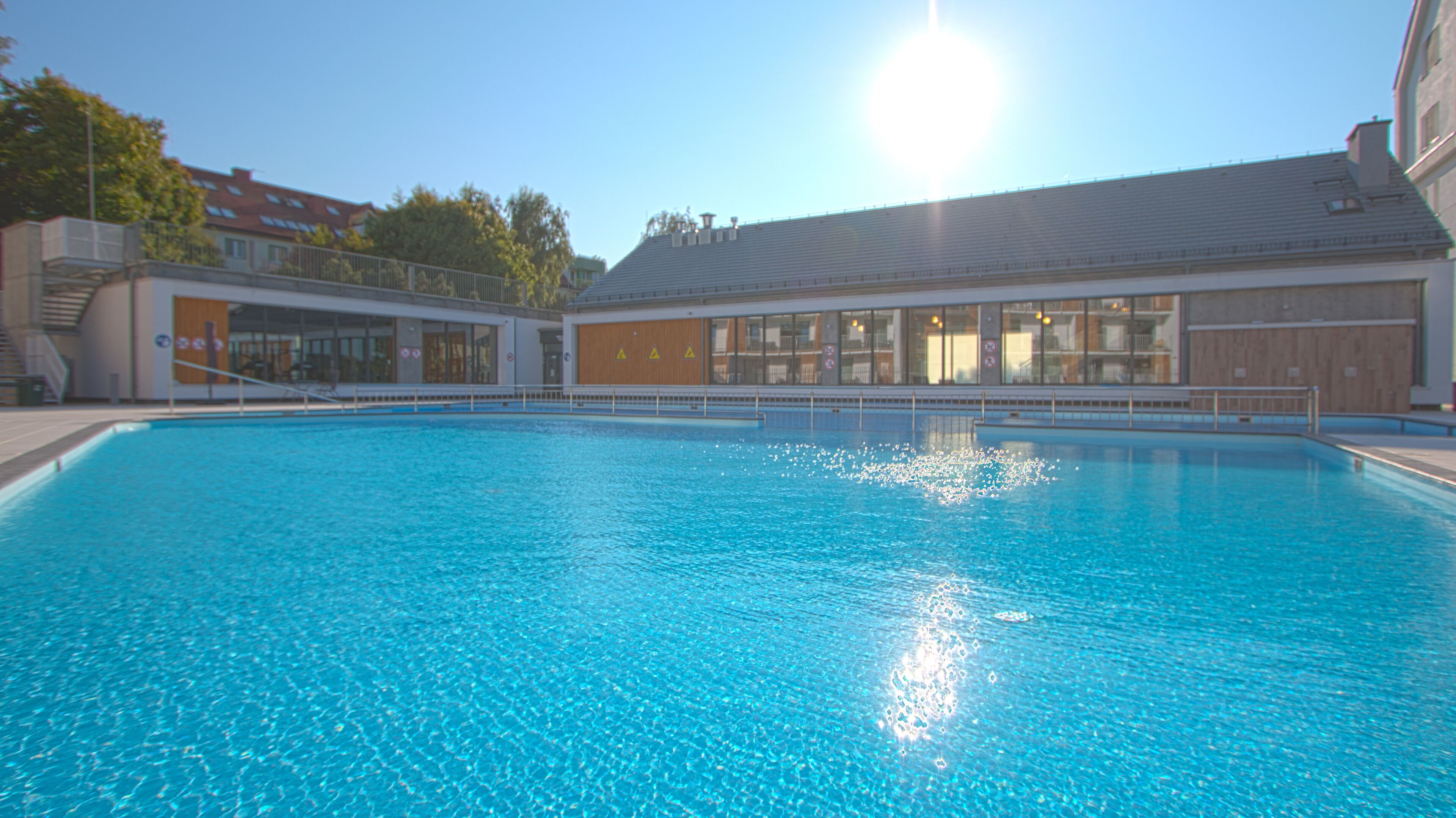 Sisäuima-allas, kauden mukainen ulkouima-allas, aurinkovarjoja