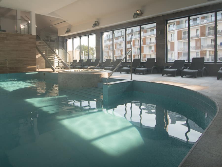 Piscina interna, piscina externa sazonal, guarda-sóis, espreguiçadeiras