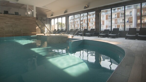 Piscina interna, piscina externa sazonal, guarda-sóis, espreguiçadeiras