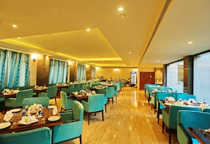 Café da manhã com buffet todos os dias (INR 525 por pessoa)
