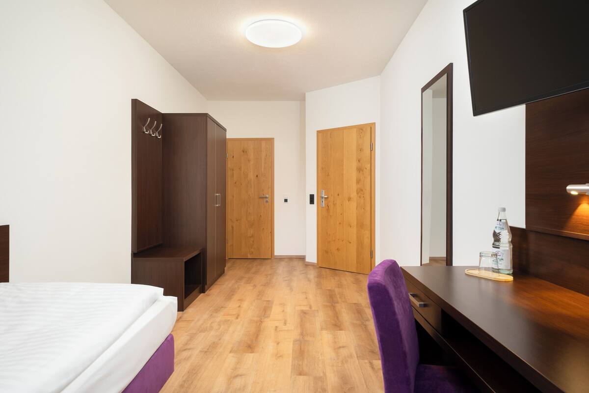 single room, 1 single bed | in-room safe, desk, soundproofing, free wifi