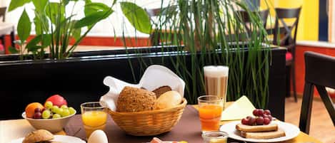 Petit déjeuner buffet (12 EUR par personne)