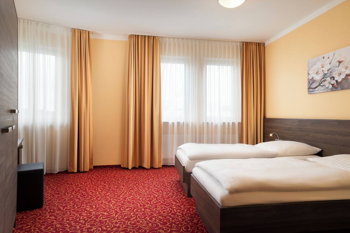 Quarto duplo, 2 camas de solteiro | Cofres nos quartos, escrivaninha, quartos à prova de som