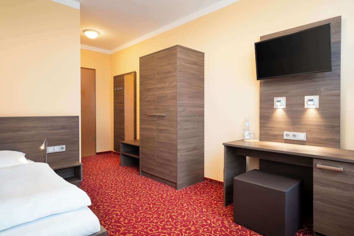 single room, 1 single bed | in-room safe, desk, soundproofing, free wifi