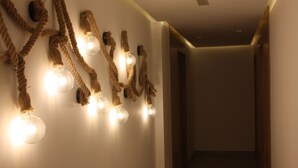Un pasillo con luces de cuerda y bombillas de vidrio transparente.