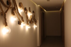 Habitación Deluxe doble, 1 cama de matrimonio | Ropa de cama de alta calidad y edredones de plumas