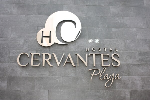 A sign with the text "HOSTAL CERVANTES Playa" on a grey tiled wall. - Hostal Cervantes Playa (Garrucha)