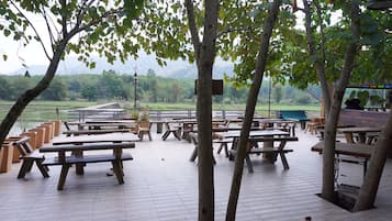 Breakfast, lunch, dinner served; Thai cuisine