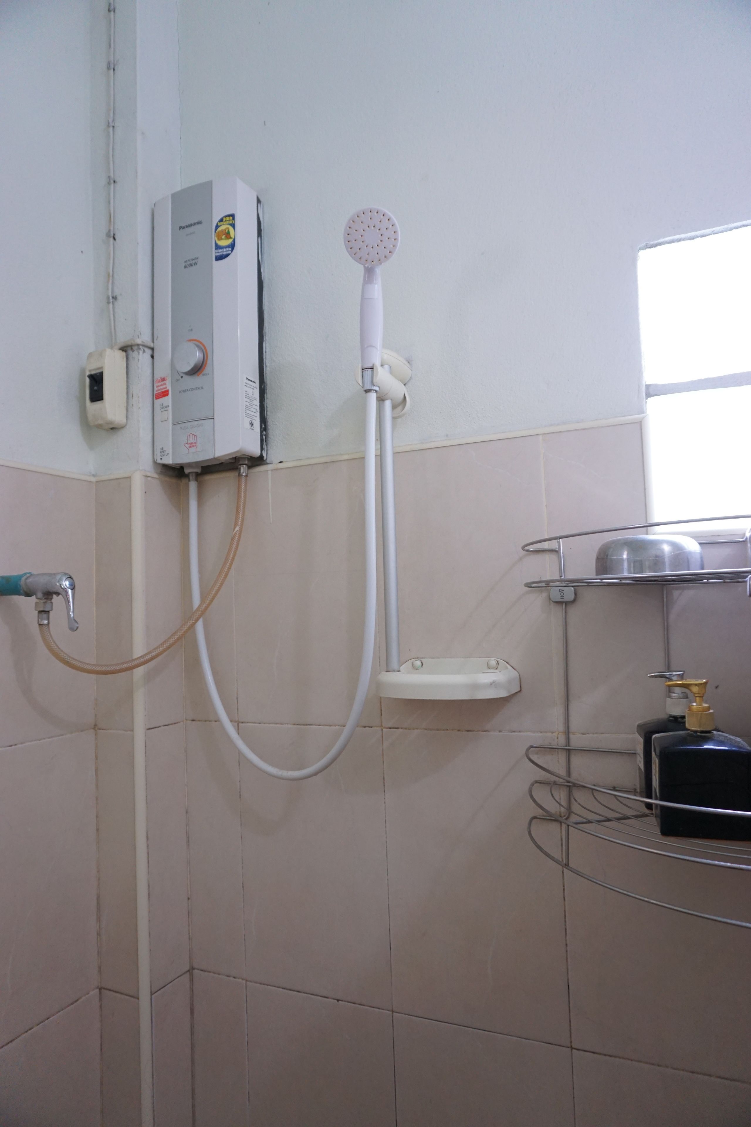 Un baño con ducha, inodoro y lavamanos.
