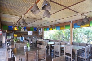 Der serveres morgenmad, frokost, aftensmad og thailandske retter