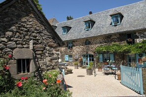 Courtyard - Sandine (Neuvéglise-sur-Truyère)