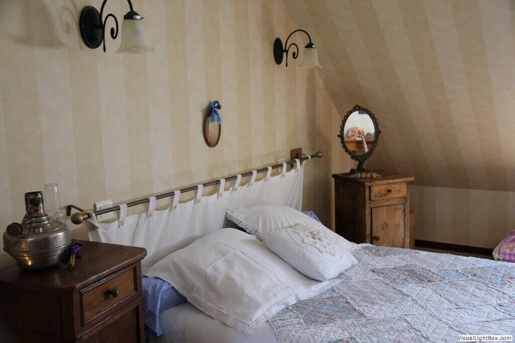 Paritalo (Chambre Bleue) | Yksilöllisesti sisustettu, yksilöllisesti kalustettu, työpöytä