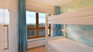 Deluxe Apartment, 3 Bedrooms (Gwiazda Polnocy) | Iron/ironing board, free cots/infant beds, free WiFi, bed sheets