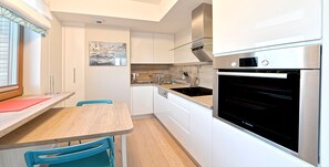 Apartamento Deluxe, 3 habitaciones (Gwiazda Polnocy) | Cocina básica privada | Frigorífico, microondas (previa solicitud) y placa de cocina