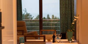 Departamento Deluxe, 3 habitaciones (Gwiazda Polnocy) | Área de sala de estar | Televisión de pantalla plana 