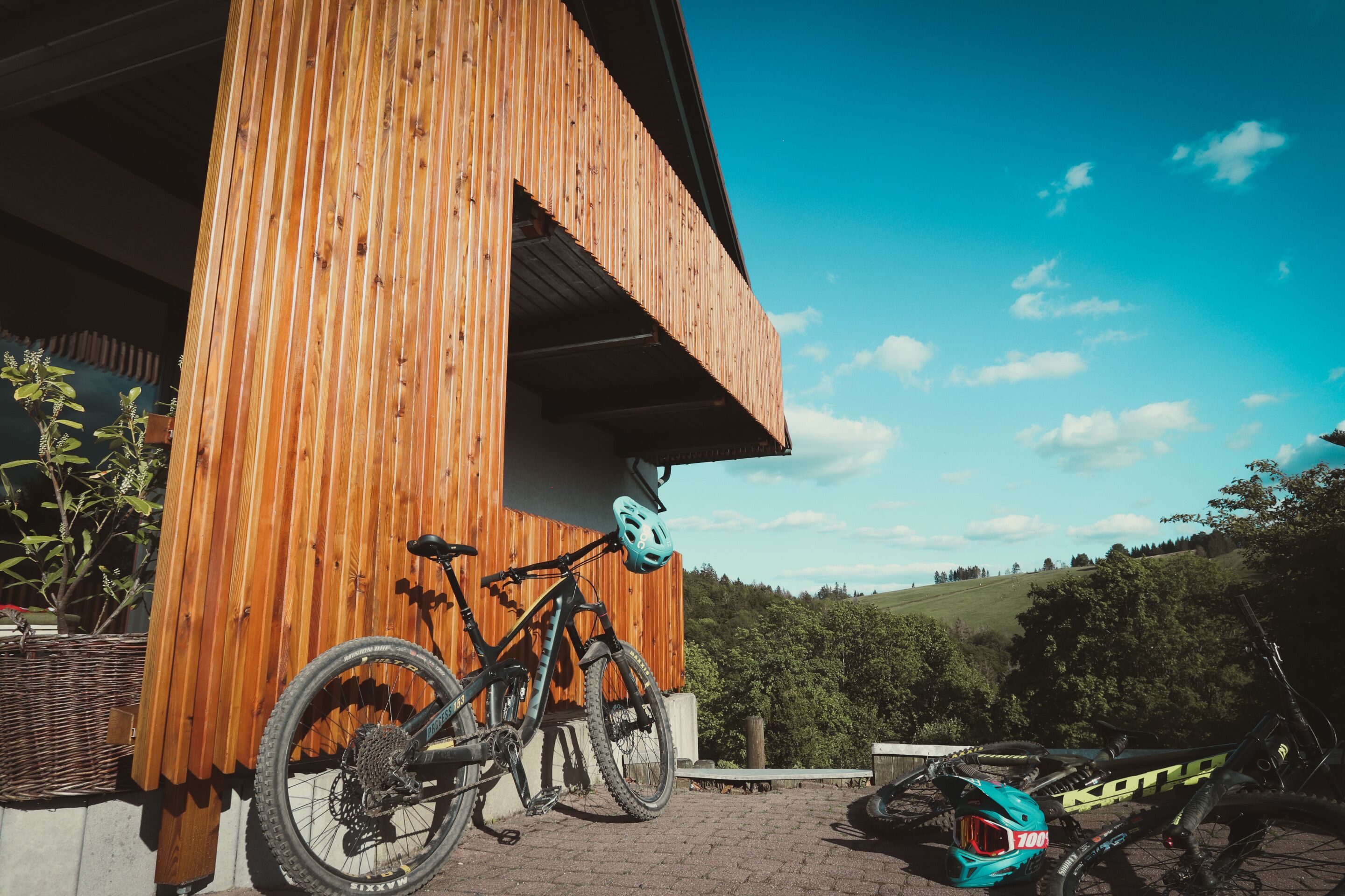 Un bâtiment en bois avec un vélo garé à l’extérieur.