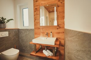 Superior Triple Room, Private Bathroom, Mountain View ( #4 - Waldetage) | Bathroom - Harz BnB Werkmeister (Braunlage)