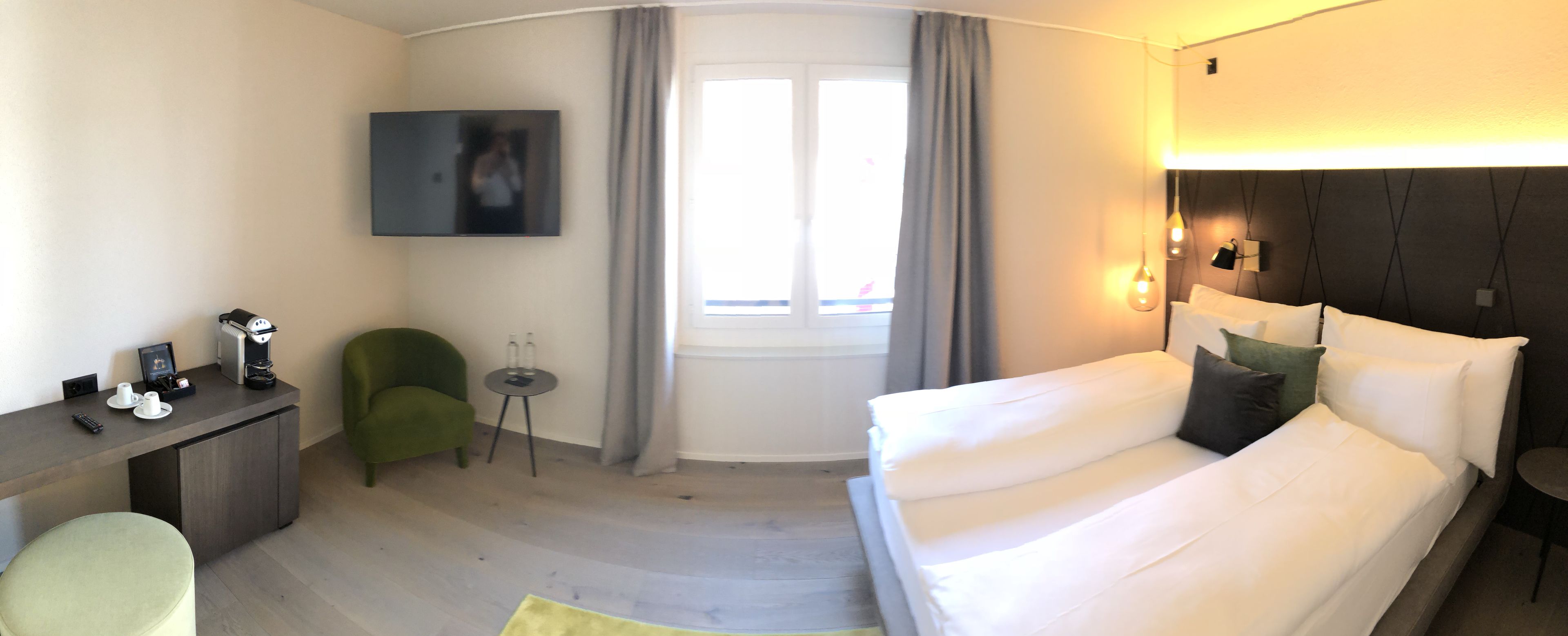 doppelzimmer queen-bett | free minibar, desk, soundproofing, free wifi