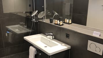 Shower, rainfall showerhead, free toiletries, hair dryer