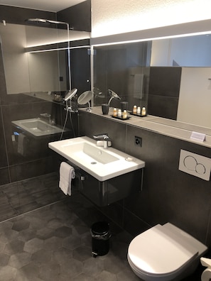 Shower, rainfall showerhead, free toiletries, hair dryer - Hotel Sonne (Seuzach)