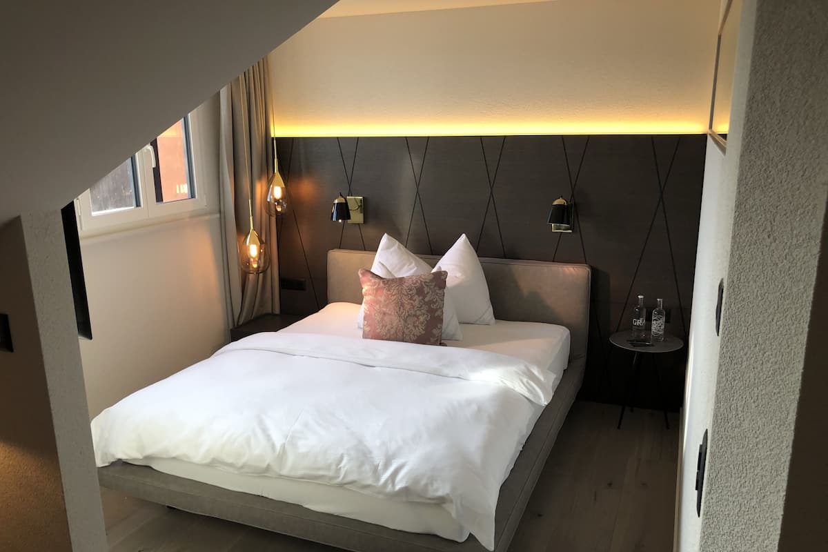 Elite Double Room (Sitzecke) | Minibar (free items), desk, soundproofing, WiFi (free)
