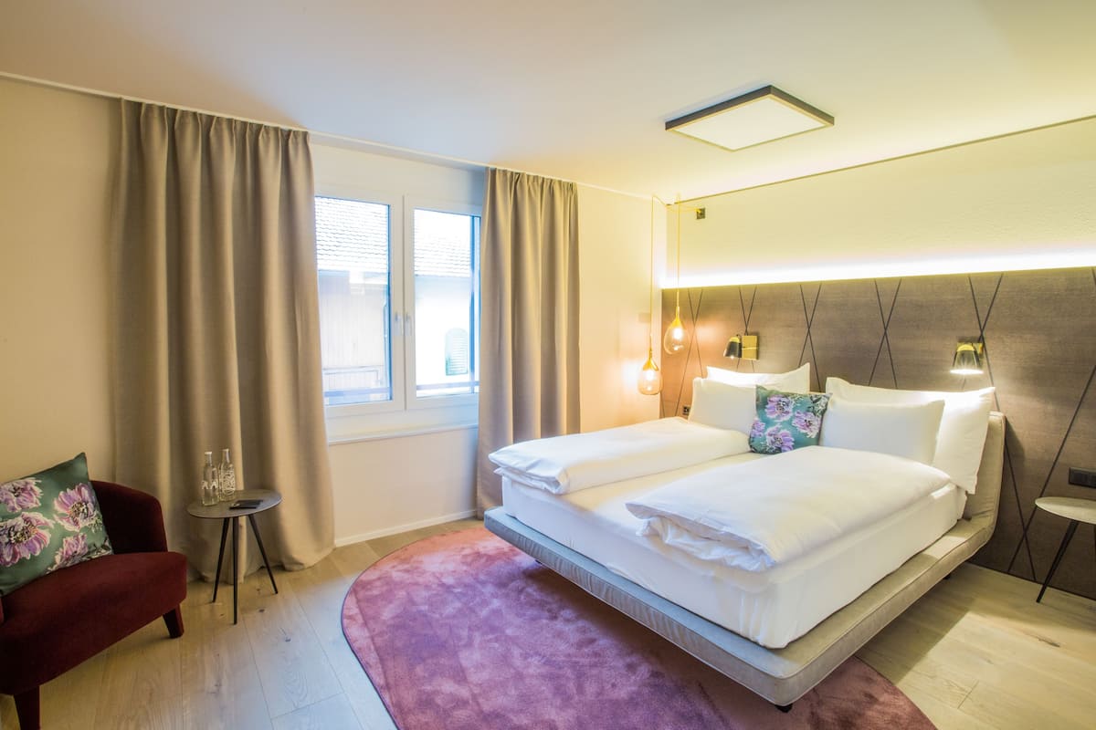 Doppelzimmer Queen-Bett | Minibar (free items), desk, soundproofing, WiFi (free)