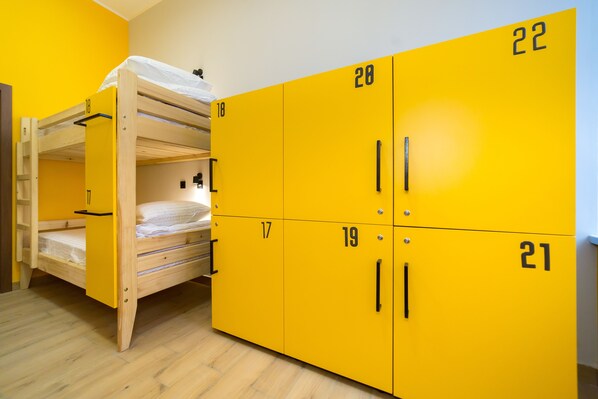 A dormitory room with bunk beds and a set of yellow lockers numbered 17 to 22. - Hotel Bee Station - Hostel (Kyiv)