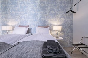 Deluxe Apartment, 3 Bedrooms | 1 bedroom, blackout drapes, soundproofing, iron/ironing board - Theater Row Apartments (Reykjavik)
