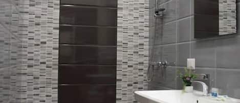 Twin Room | Bathroom | Shower, free toiletries, hair dryer, towels