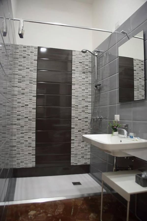Twin Room | Bathroom | Shower, free toiletries, hair dryer, towels
