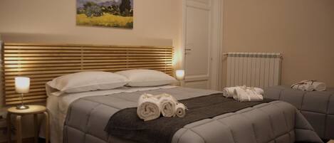 Triple Room | Desk, soundproofing, rollaway beds, free WiFi