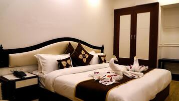 1 bedroom, in-room safe, desk, rollaway beds