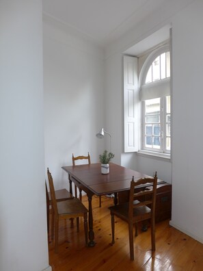 Casa, 4 habitaciones | Área de sala de estar | Televisión