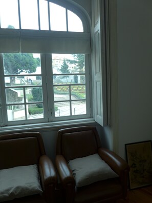 บ้านพัก, 4 ห้องนอน | บริเวณนั่งเล่น | ทีวี