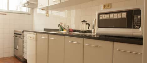 House, 4 Bedrooms | Private kitchen | Fridge, microwave, coffee/tea maker, highchair