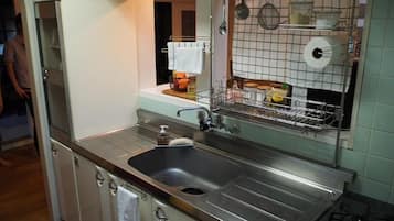 Stovetop, coffee/tea maker, cookware/dishes/utensils