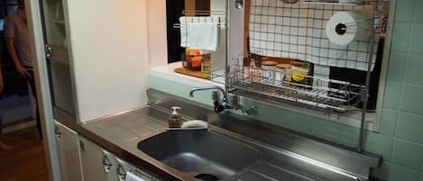Stovetop, coffee/tea maker, cookware/dishes/utensils