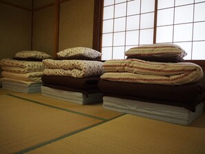 Japanese Style Dormitory Room, Women Only | Free WiFi, bed sheets - GUEST HOUSE TEN-ROKU - Hostel, Caters to Women (Osaka)