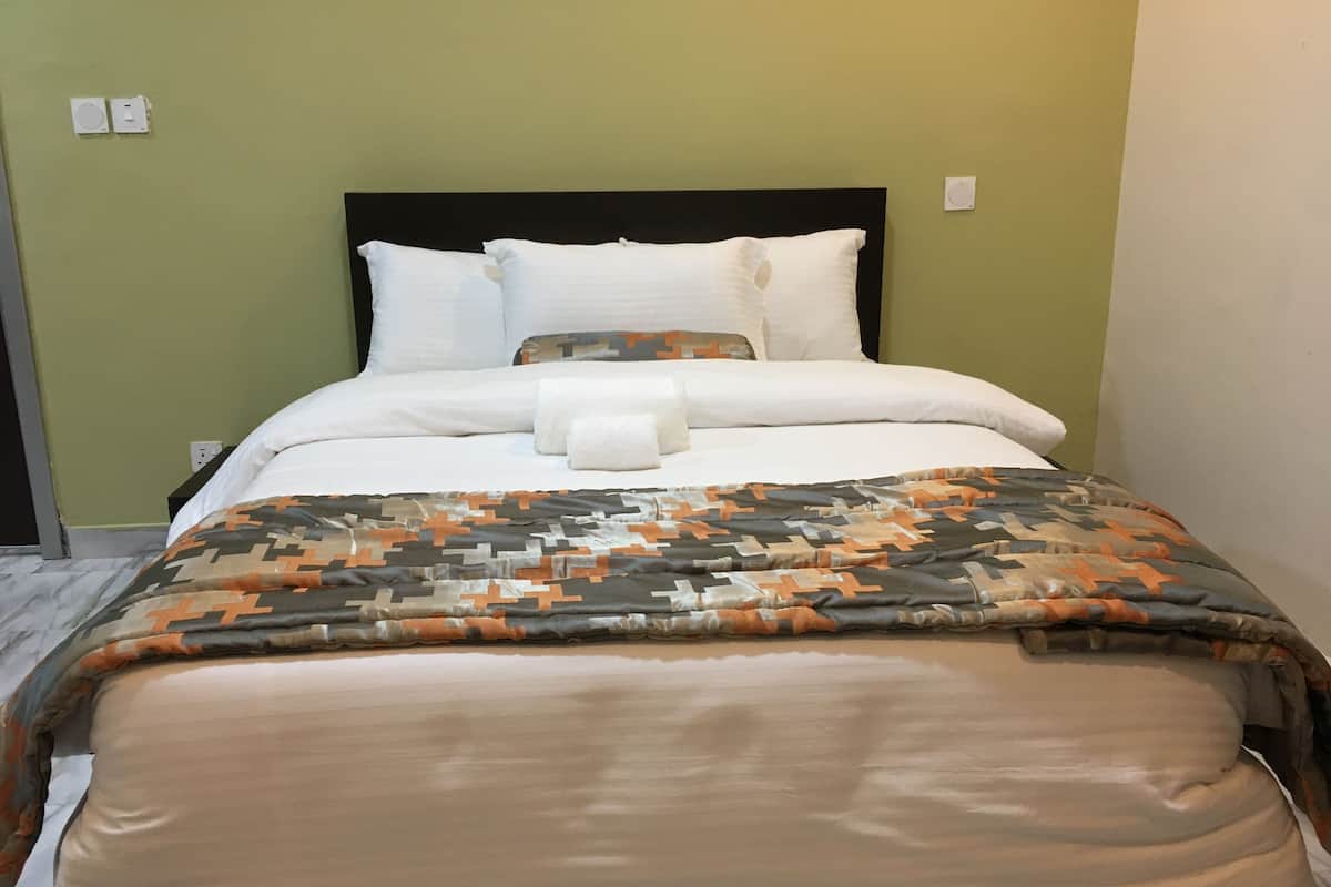 Premium bedding, in-room safe, desk, free WiFi