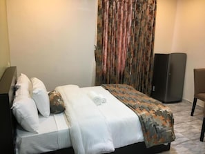 Bộ đồ giường cao cấp, két bảo mật tại phòng, bàn 
