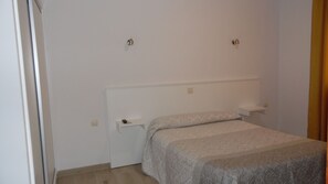 Double Room, 1 Double Bed, Private Bathroom | Free WiFi, bed sheets, wheelchair access - Hostal Arias (Zafra)