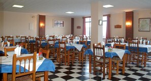 2 restaurants, Regional cuisine - Hostal Arias (Zafra)