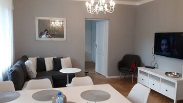 Căn hộ, 2 phòng ngủ | Khu vực ăn uống tại phòng