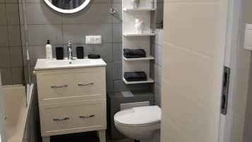 Departamento, 2 habitaciones | Baño | Tina con regadera, amenidades de baño gratuitas, secadora de cabello